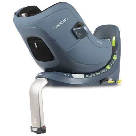 Marie 360 rotating i-Size child car seat, diagonal view in blueberry rear-facing position