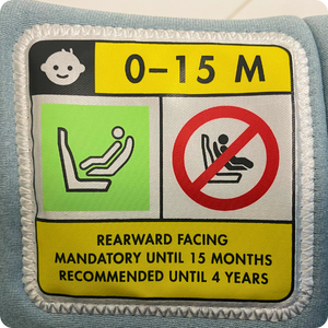 Child seat label showing 15 months rearfacing requirement on Swandoo's Marie 5