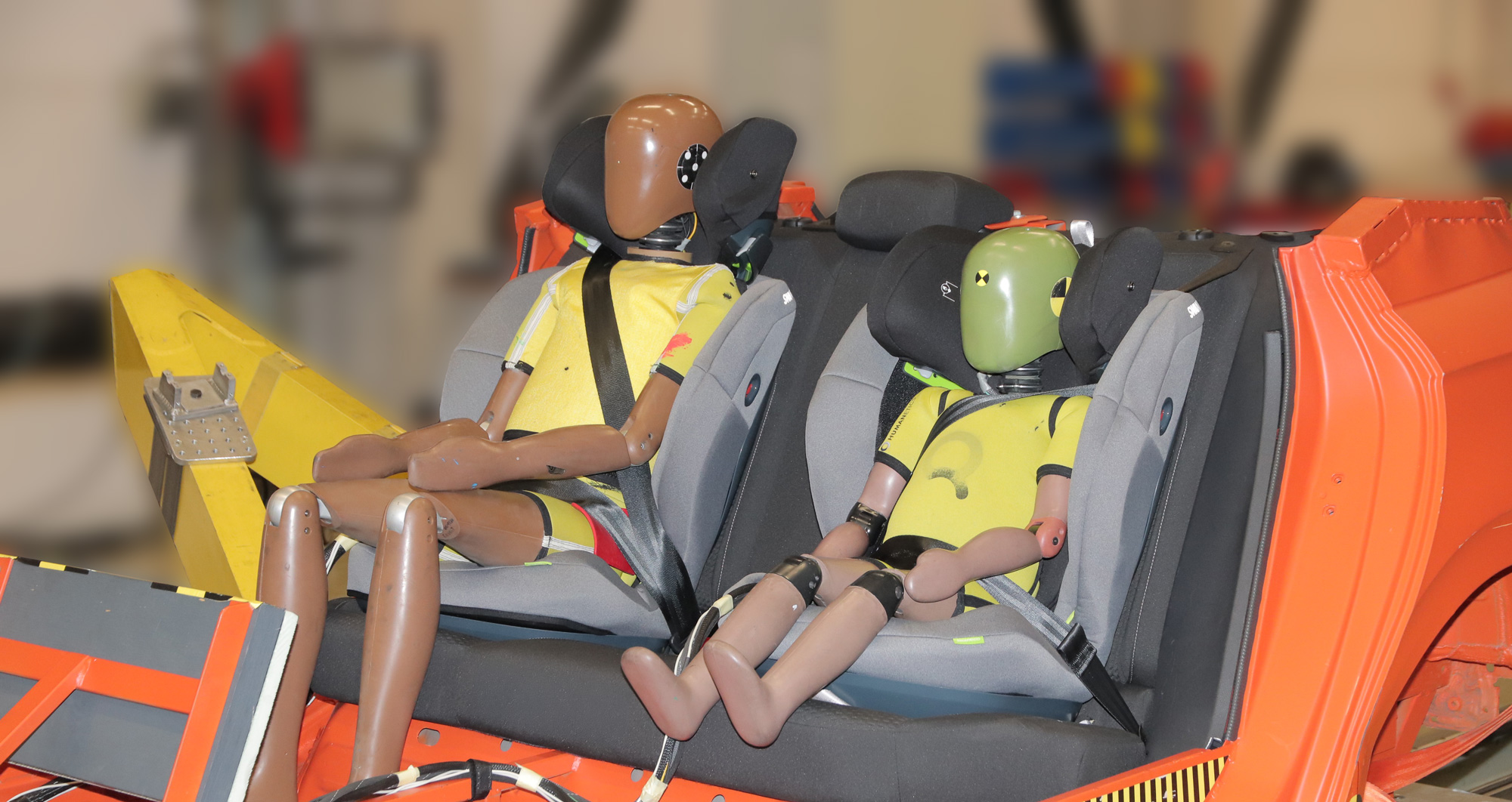 Crashtest of Swandoo's Charlie booster child seat with different sized dummies