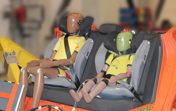 Crashtest of Swandoo's Charlie booster child seat with different sized dummies